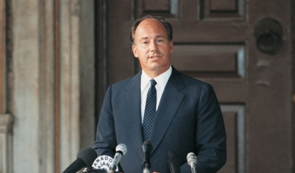 Hazar Imam delivery the speech at the AKAA ceremony in Istanbul 1983-09-04